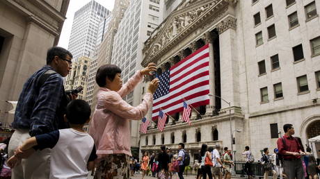 FILE PHOTO: Chinese tourists near the New York Stock Exchange © Reuters / Lucas Jackson

