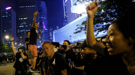 Protesters chant slogans during a demonstration in Hong Kong © REUTERS / Thomas Peter