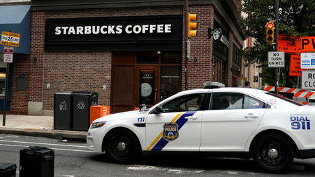 FILE PHOTO: A police car pulls up outside a Starbucks in Philadelphia © Reuters / Jessica Kourkounis