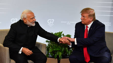 Indian Prime Minister Narendra Modi (L) and US President Donald Trump shakes hands in Biarritz © AFP / Nicholas Kamm