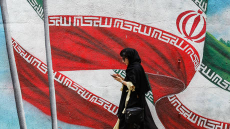 FILE PHOTO: A mural depicting Iranian national flags in Tehran © AFP