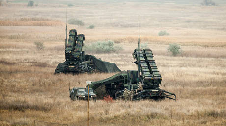 FILE PHOTO: US Army soldiers man a PATRIOT launch pad © Reuters/Inquam Photos/Ovidiu Micsik
