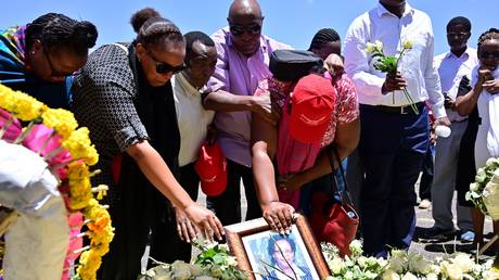 Families of victims from Kenya and Rwanda lay flowers on March 15, 2019, as they visit the crash site of the Ethiopian Airlines operated Boeing 737 MAX aircraft © AFP / Tony Karumba
