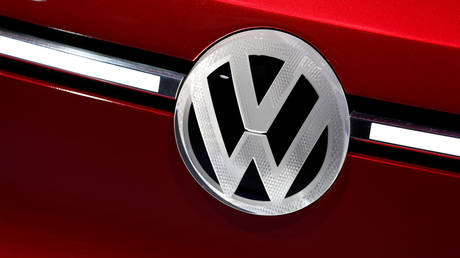 FILE PHOTO: VW logo badge © Reuters / Jonathan Ernst