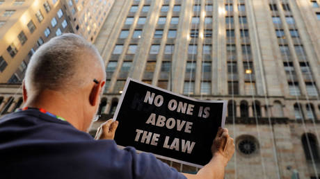 A pro-impeachment demonstrator in New York © Reuters / Lucas Jackson