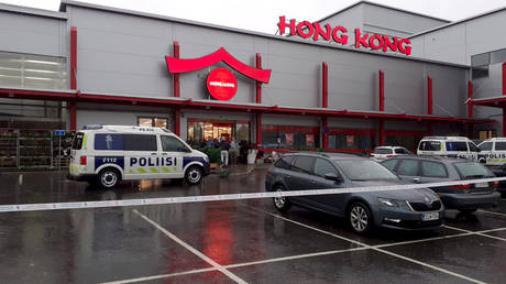 Police outside the mall in eastern Finland where Tuesday's attack took place. © REUTERS / Lehtikuva / Jaakko Vesterinen