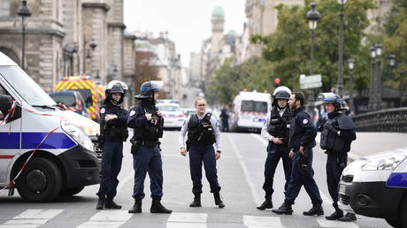 Police block the street near Paris prefecture de police (police headquarters) on October 3, 2019 after three persons have been hurt in a knife attack. ©  AFP / Martin BUREAU