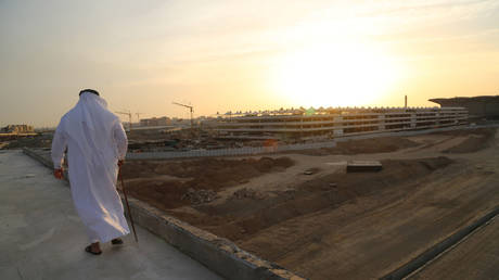 A man walks near the construction site in Jeddah, Saudi Arabia © Reuters / Susan Baaghil