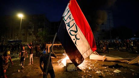 Demonstrators gather at a protest during a curfew, two days after the nationwide anti-government protests turned violent, in Baghdad, Iraq October 3, 2019. © REUTERS/Thaier Al-Sudani