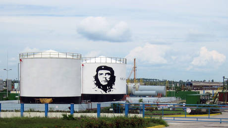 FILE PHOTO: A painted image of Ernesto "Che" Guevara on a fuel container at an electricity generation plant in Santa Clara, Cuba © Reuters