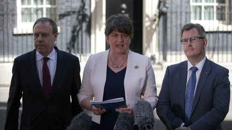 (C) Democratic Unionist Party (DUP) leader Arlene Foster (L) DUP Deputy Leader Nigel Dodds and (R) DUP MP Jeffrey Donaldson © AFP / Daniel Leal-Olivas