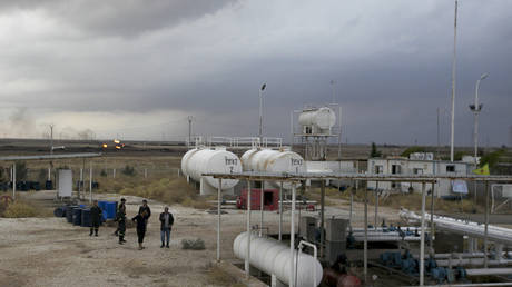 FILE PHOTO: Members of the Kurdish People's Protection Units (YPG) stand near an oil refinery site after what they said was the liberation of the oil sites from the Islamist rebels in Al-Rmelan, Qamshli province November 11, 2013. ©  REUTERS/Stringer