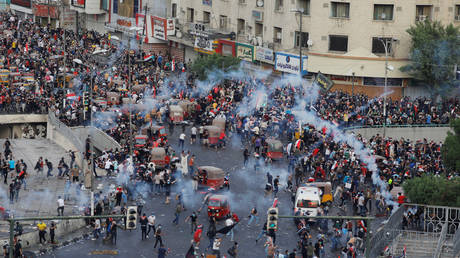 Protesters crowd the streets of Baghdad © Reuters / Thaier Al-Sudani