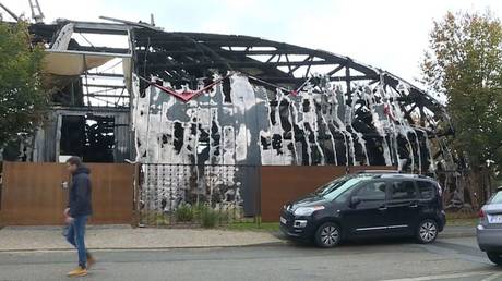 A burned circus tent after clashed in Chanteloup-les-Vignes. © AFP / Pierre Rateau
