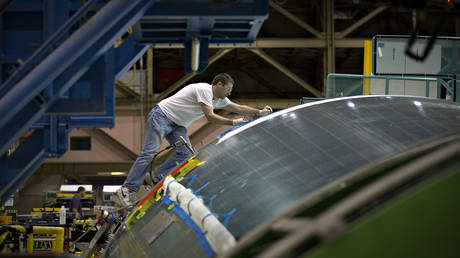 A Boeing 777 assembly line © REUTERS/Andy Clark