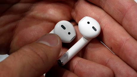 File photo of some Apple AirPods © REUTERS/Beck Diefenbach
