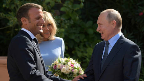 FILE PHOTO: Russian President Vladimir Putin, French President Emmanuel Macron and French First Lady Brigitte Macron attend a meeting at Fort Bregancon, France August 19, 2019. © Reuters / Sputnik/Sergei Guneevn