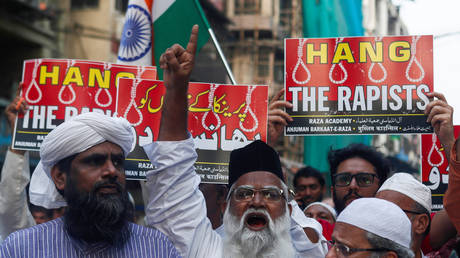 Demonstrators hold placards and shouts slogans during a protest against the alleged rape and murder of a 27-year-old woman on the outskirts of Hyderabad, in Mumbai, India, December 3, 2019. © REUTERS/Francis Mascarenhas