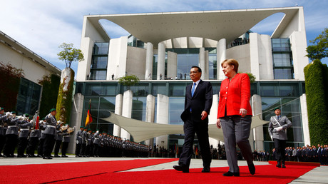 German Chancellor Angela Merkel and Chinese Prime Minister Li Keqiang review the guard of honour at the chancellery in Berlin © Fabrizio Bensch