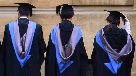 Graduates gather outside the Sheldonian Theatre after a graduation ceremony at Oxford University, in Oxford, Britain July 15, 2017. © Reuters / Hannah McKay
