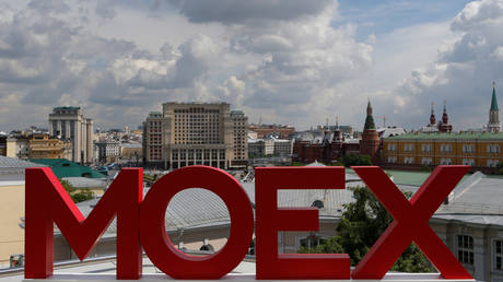 The letters MOEX at the Moscow Exchange, near the Kremlin, Moscow © Reuters / Segrei Karpukhin
