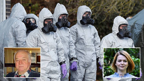 Soldiers wearing protective suits work at an ambulance station in Salisbury © REUTERS/Peter Nicholls; (L) Sergei Skripal © Global Look Press; (R) Yulia Skripal © REUTERS/Dylan Martinez