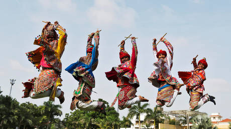 FILE PHOTO: Performers dressed in traditional attire rehearse for a folk dance © Reuters / Amit Dave

