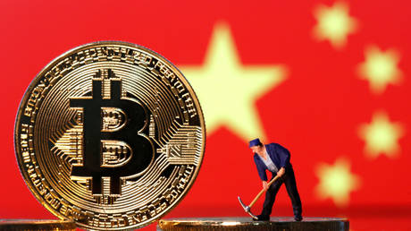 FILE PHOTO: Bitcoin in front of an image of China's flag © Reuters / Dado Ruvic