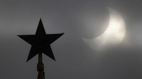 FILE PHOTO: The Kremlin's star during a partial solar eclipse in Moscow © Reuters / Sergei Karpukhin