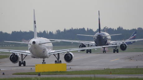 FILE PHOTO: Aircraft are seen on a runway at Sheremetyevo International Airport outside Moscow, Russia, July 7, 2015 © REUTERS/Maxim Shemetov