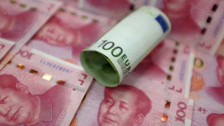 FILE PHOTO: A 100 Euro banknote and Chinese 100-yuan banknotes © Reuters / Jason Lee