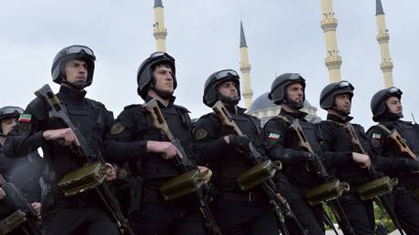 Chechen special forces troops march during the military parade on Victory Day in Grozny.  © Reuters / RIA Novosti
