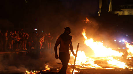 Protesters set fires in downtown Beirut, Lebanon © Reuters / Hasan Shaaban