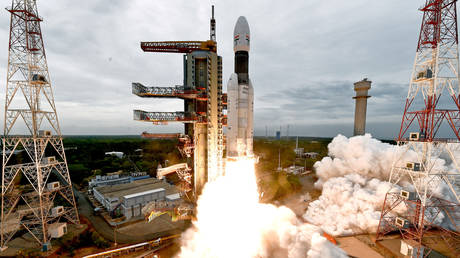 FILE PHOTO:  India's Geosynchronous Satellite Launch Vehicle Mk III-M1 blasts off © Reuters