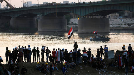Iraqi demonstrators attend an anti-government protest in Baghdad, October 31, 2019. © Reuters / Thaier Al-Sudani