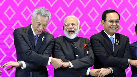 India's Prime Minister Narendra Modi smiles next to Singapore's Prime Minister Lee Hsien Loong and Thailand's Prime Minister Prayuth Chan-ocha at the ASEAN-India Summit on the sideline of the 35th ASEAN Summit in Bangkok, Thailand November 3, 2019. © REUTERS/Athit Perawongmetha
