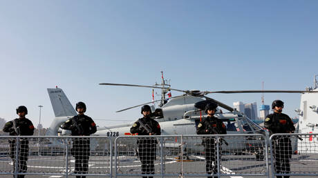 FILE PHOTO: Chinese People's Liberation Army (PLA) Navy soldiers © REUTERS/Stringer