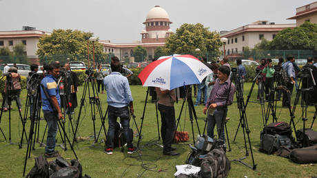 FILE PHOTO. Journalists outside the premises of the Supreme Court in New Delhi, India . ©REUTERS / Adnan Abidi