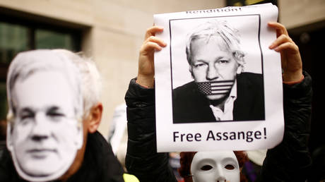 Supporters of Julian Assange in London, Britain, October 21, 2019. © Reuters / Henry Nicholls
