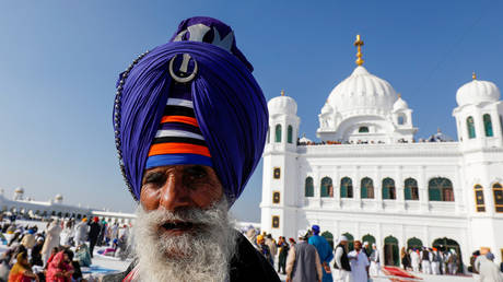 Indian Sikh pilgrim poses for a photogrpah while visiting the Gurdwara Darbar Sahib in Kartarpur, Pakistan November 9, 2019. ©  REUTERS/Akhtar Soomro