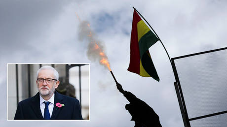 A police officer holds up a flare during a protest against Bolivia's President Evo Morales in La Paz, Bolivia, November 9, 2019. © REUTERS/Luisa Gonzalez;  Jeremy Corbyn © Global Look Press/ZUMAPRESS.com/Vickie Flores