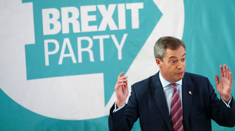 Brexit Party leader Nigel Farage speaks during a general election campaign event in Hartlepool © Reuters / Scott Heppell