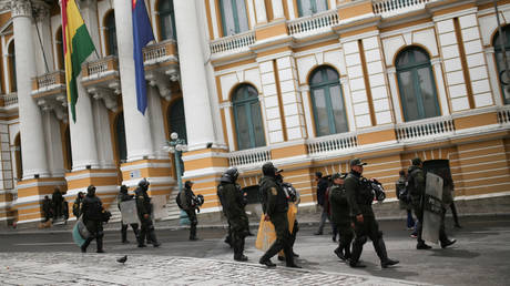 Members of the security forces patrol a street in La Paz, Bolivia November 11, 2019. © REUTERS/Luisa Gonzalez