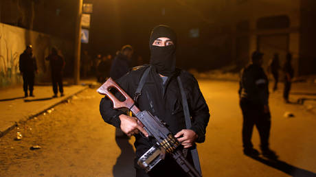 A Palestinian Islamic Jihad militant stands guard at the scene of an Israeli strike that killed the group's field commander Baha Abu Al-Atta in Gaza City November 12, 2019. © REUTERS/Mohammed Salem