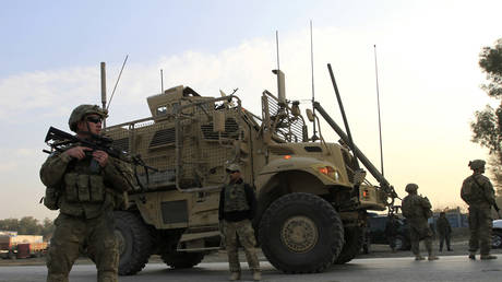 FILE PHOTO: U.S. troops keep watch at the site of a suicide attack on the outskirts of Jalalabad, January 5, 2015. © REUTERS/ Parwiz