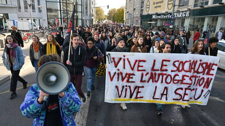 Students take part in a demonstration in Lyon on November 12, 2019 called by French students union Solidaires days after a 22-year-old student set himself on fire over financial problems.  © AFP / PHILIPPE DESMAZES