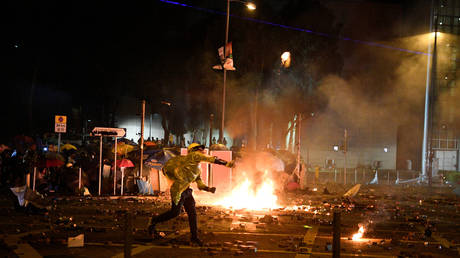 An anti-government protester throws a petrol bomb during a clash with police at Hong Kong Polytechnic University in Hong Kong, China November 18, 2019. © REUTERS/Laurel Chor