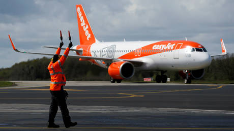 FILE PHOTO: An easyJet Airbus A320-251NEO plane © Reuters / Stephane Mahe