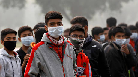 FILE PHOTO: People wear masks on a smoggy morning in New Delhi ©  REUTERS/Anushree Fadnavis