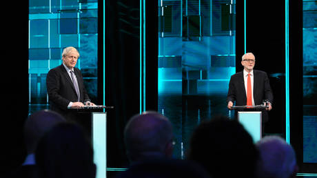 Conservative Prime Minister Boris Johnson (L) and Britain's Labour Party leader Jeremy Corbyn on the set of "Johnson v Corbyn: The ITV Debate" in Salford, north-west England. © AFP / ITV / Jonathan Hordle